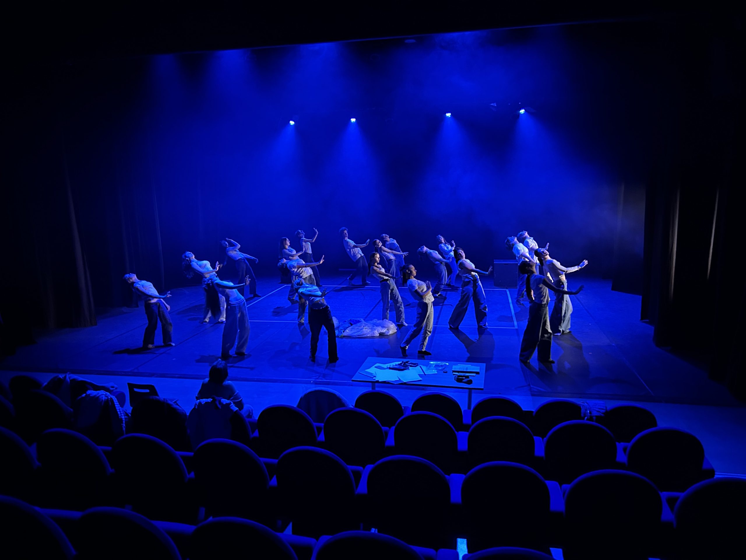 “De mon hublot …” Une représentation à Bonlieu par les 1ères spécialité du Lycée Baudelaire qui a coupé le souffle !